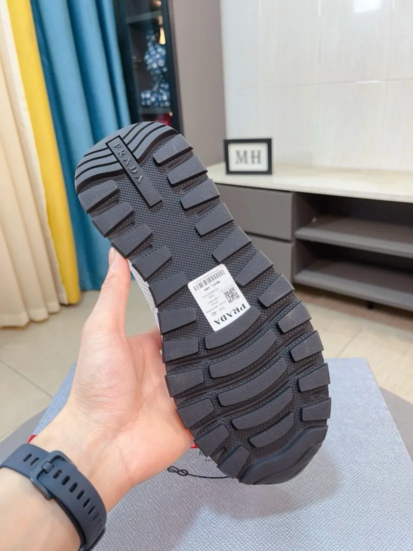 Men's shoes 💰580🌹🌹High-quality new Prada counters are launched simultaneously. The new men's shoes and 😘fabrics are selected from imported mesh and glue-spraying technology. Imported cowhide lining. 👍🏿High-end☄️Open-molded non-slip rubber outsole, exquisite lines, simple and elegant, comfortable and high-end for leisure travel. Code number: 38 to 44